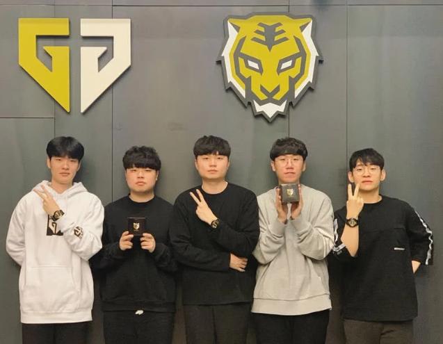 且充满活力 且充满活力